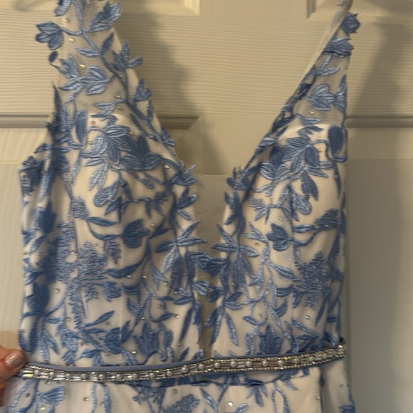 Elegant White Gown with Blue Floral Embroidery and Silver Belt - Picture 6 of 8